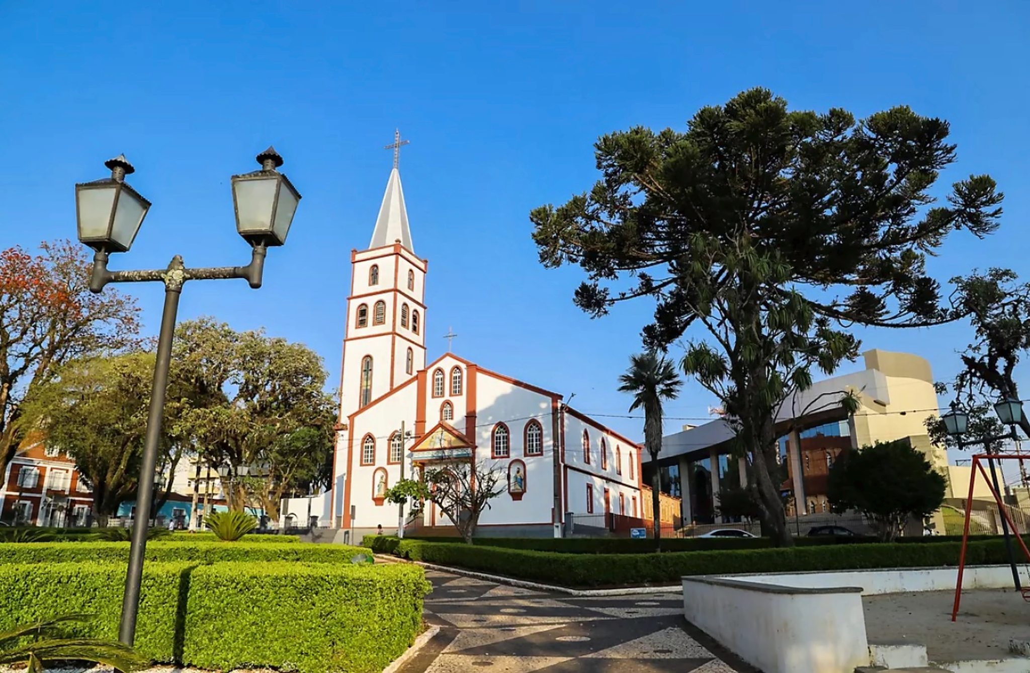 Fachada e praca da cidade